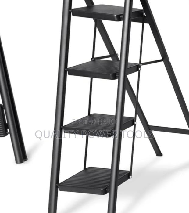 3step/ 4step Folding Ladder With Anti-Slip Pedals and a Metallic Frame