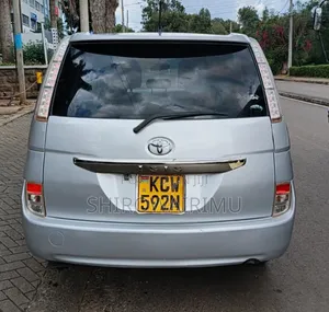 Toyota ISIS 2013 Silver