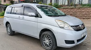 Toyota ISIS 2013 Silver