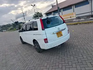 Toyota ISIS 2009 White