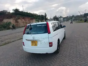 Toyota ISIS 2009 White