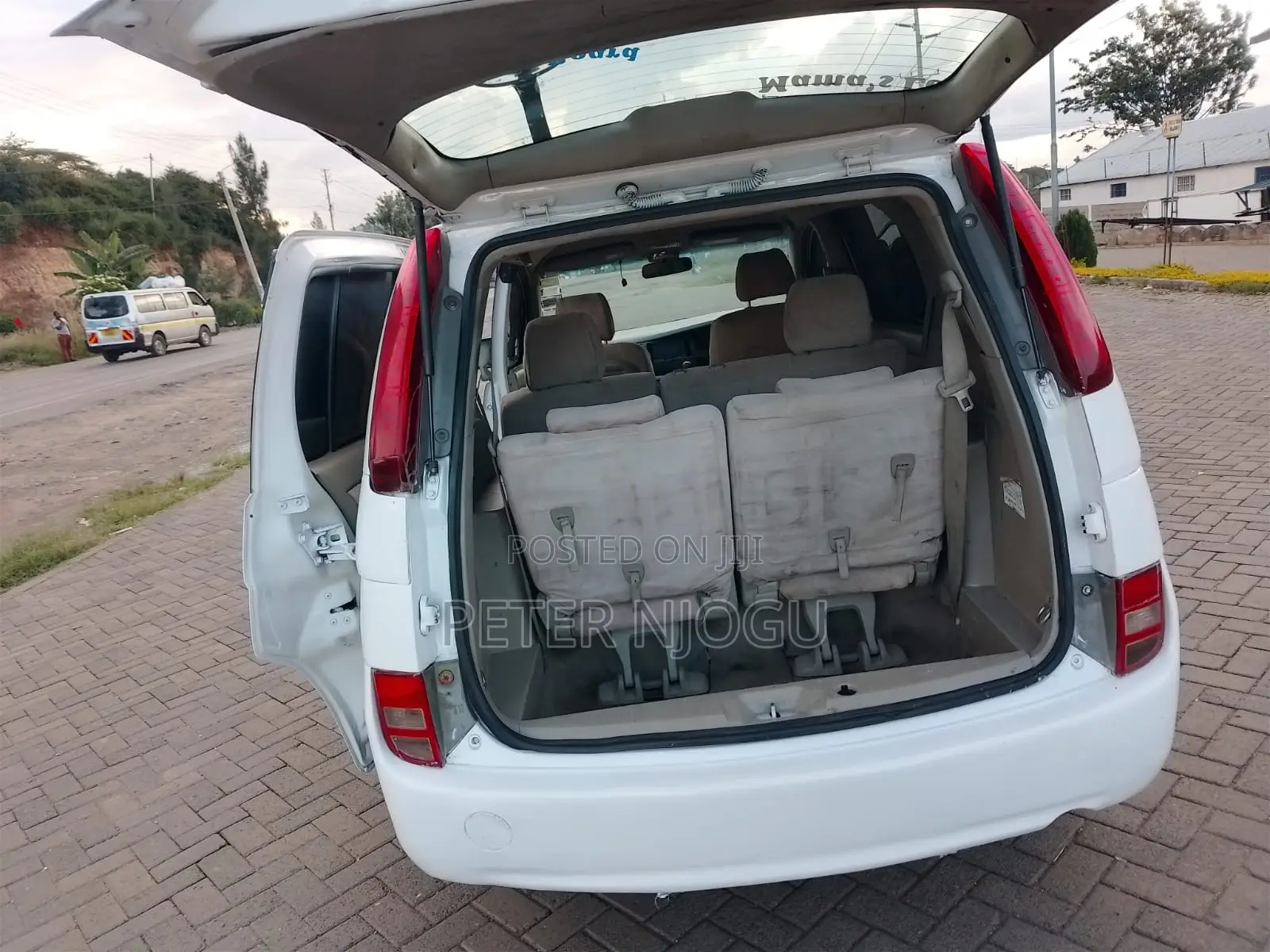 Toyota ISIS 2009 White