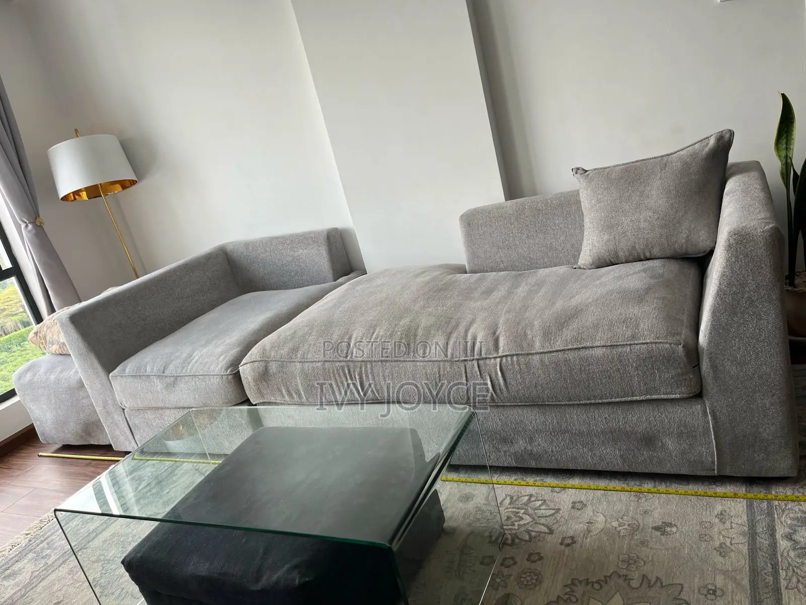 Large 6-Seater Convertible Sectional Couch