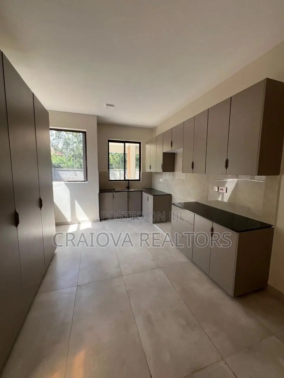 5bdrm Villa in Hardy for sale