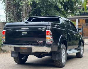 Toyota Hilux 2016 Black