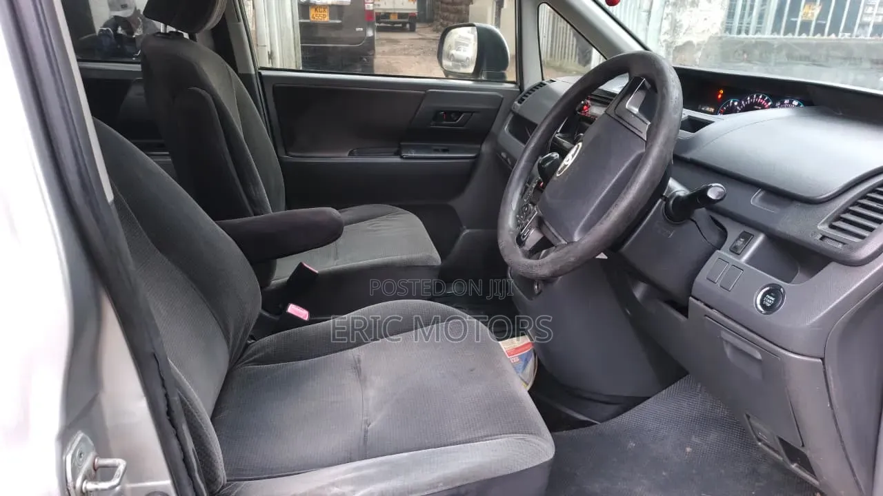 Toyota Noah 2009 Silver