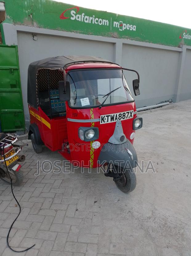 Piaggio 2015 Red - main view