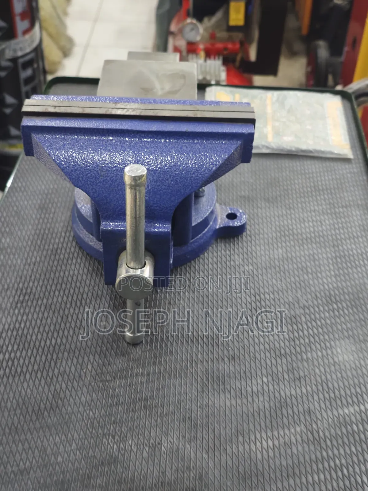 Bench Vise With Swivel Base and Anvil