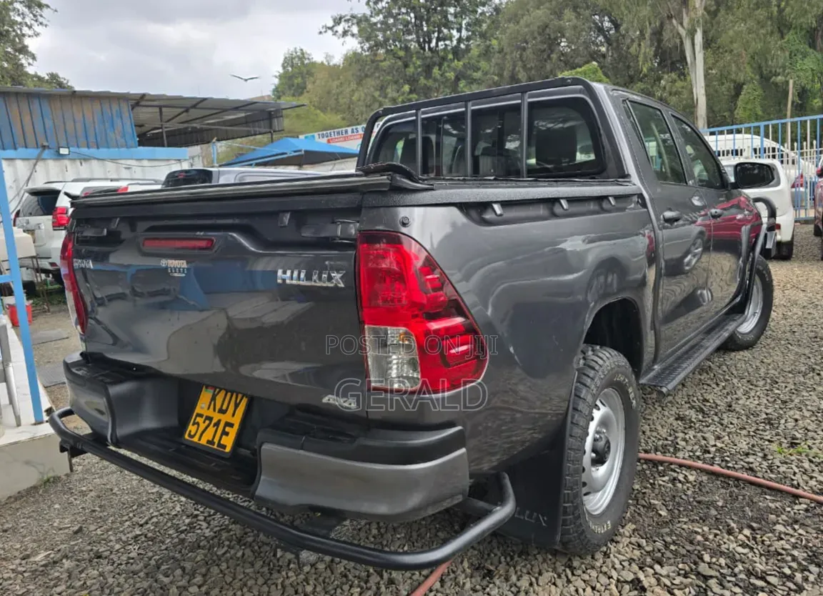 Toyota Hilux 2021 Gray