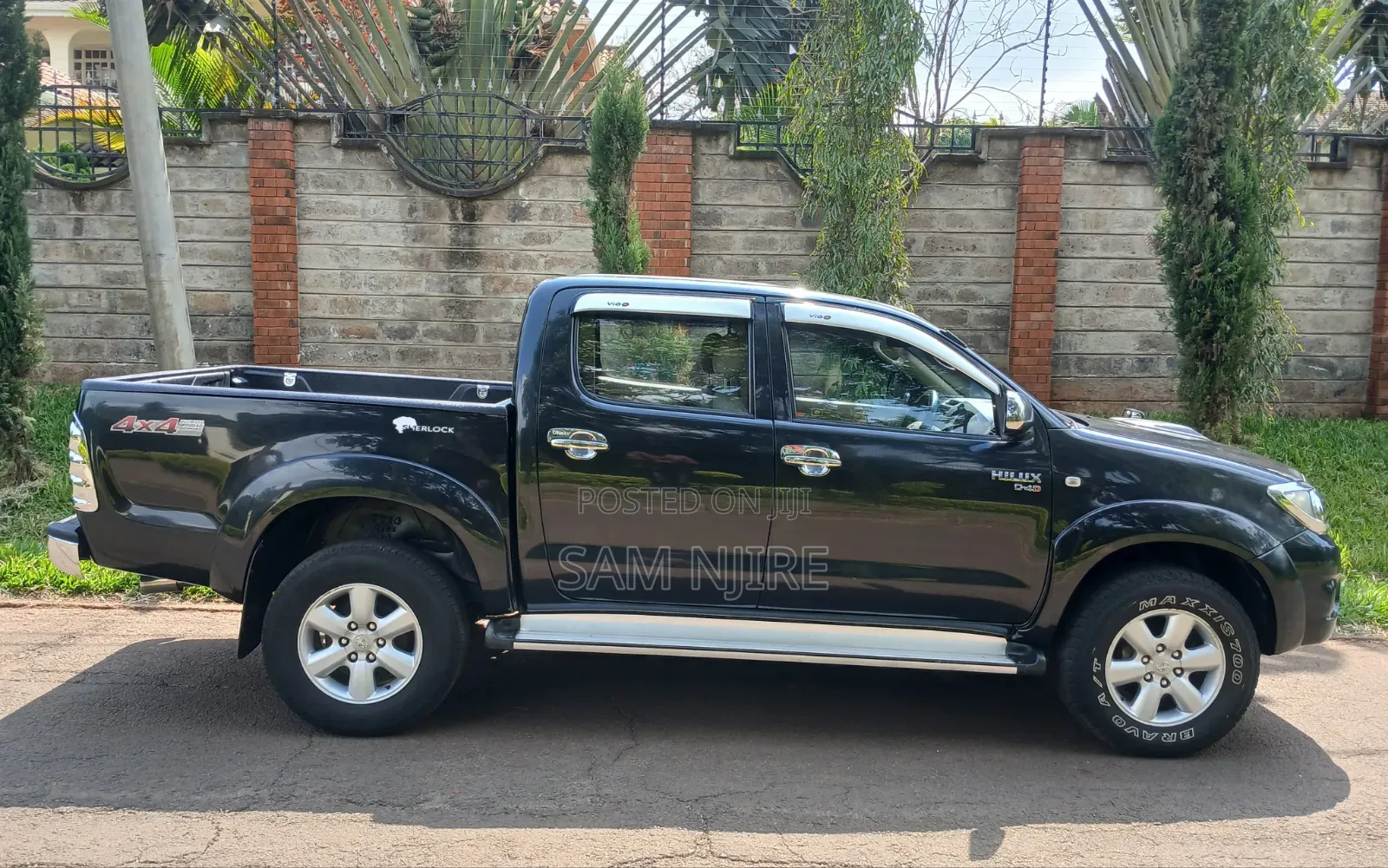 Toyota Hilux 2011 Black