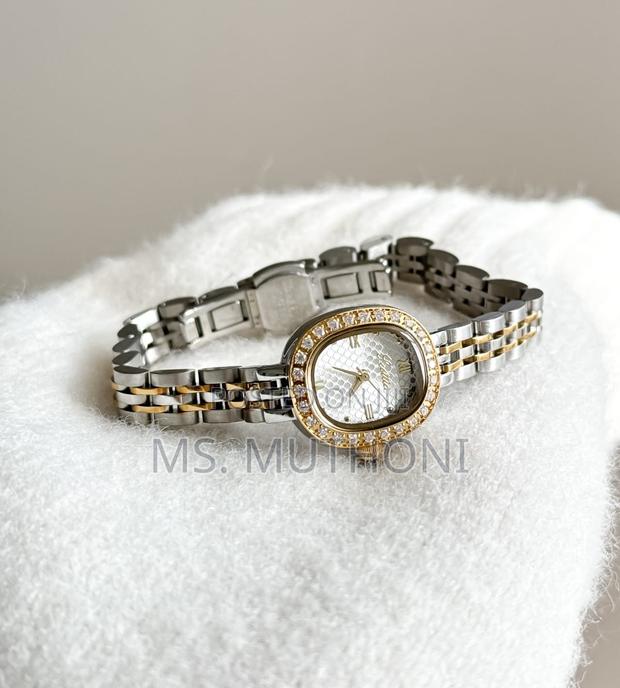 Textured Dial and a Diamond-Studded Bezel. Scottie Ladies Watch