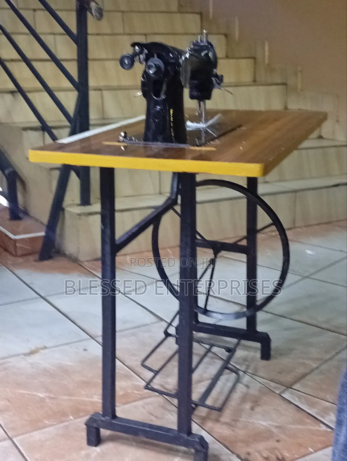 Singer Sewing Machine With Local Table*Sewing Machine and Local Table