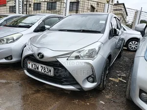 Toyota Vitz 2017 Silver