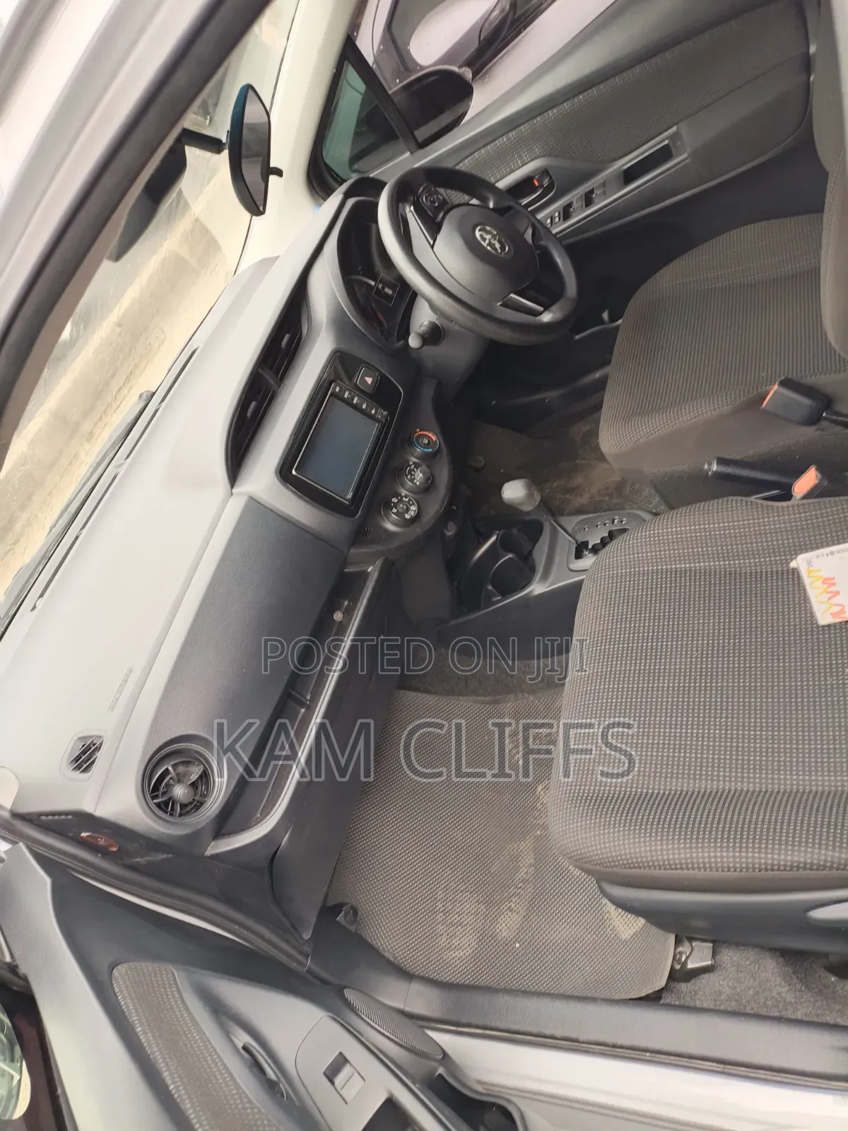 Toyota Vitz 2017 Silver