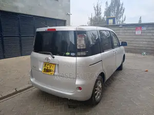 Toyota Sienta 2013 Silver