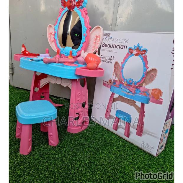 Kid Make Up Desk - main view