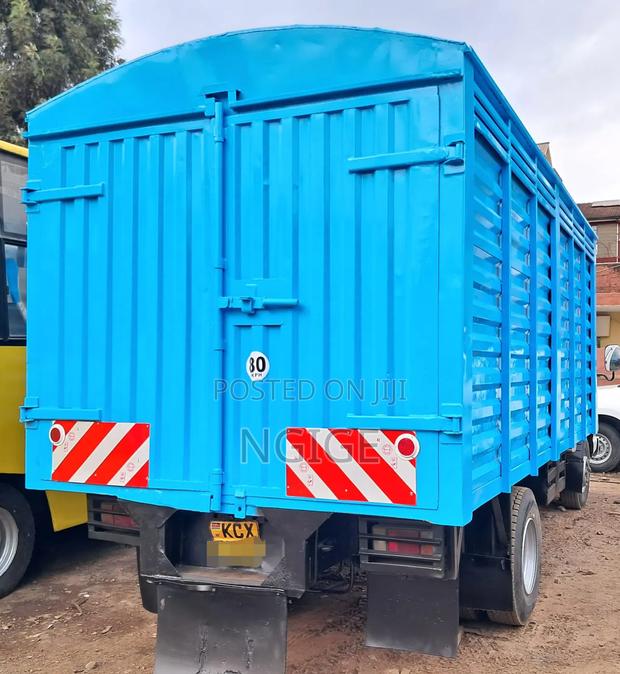 Isuzu NPR Truck - thumbnail 2