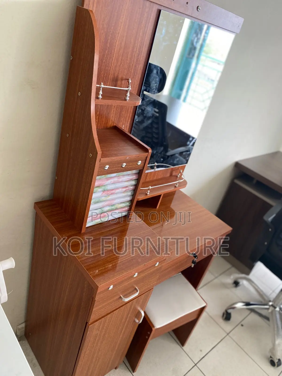 Dressers; Brown Elegant Dressing Vanity Set With Drawers