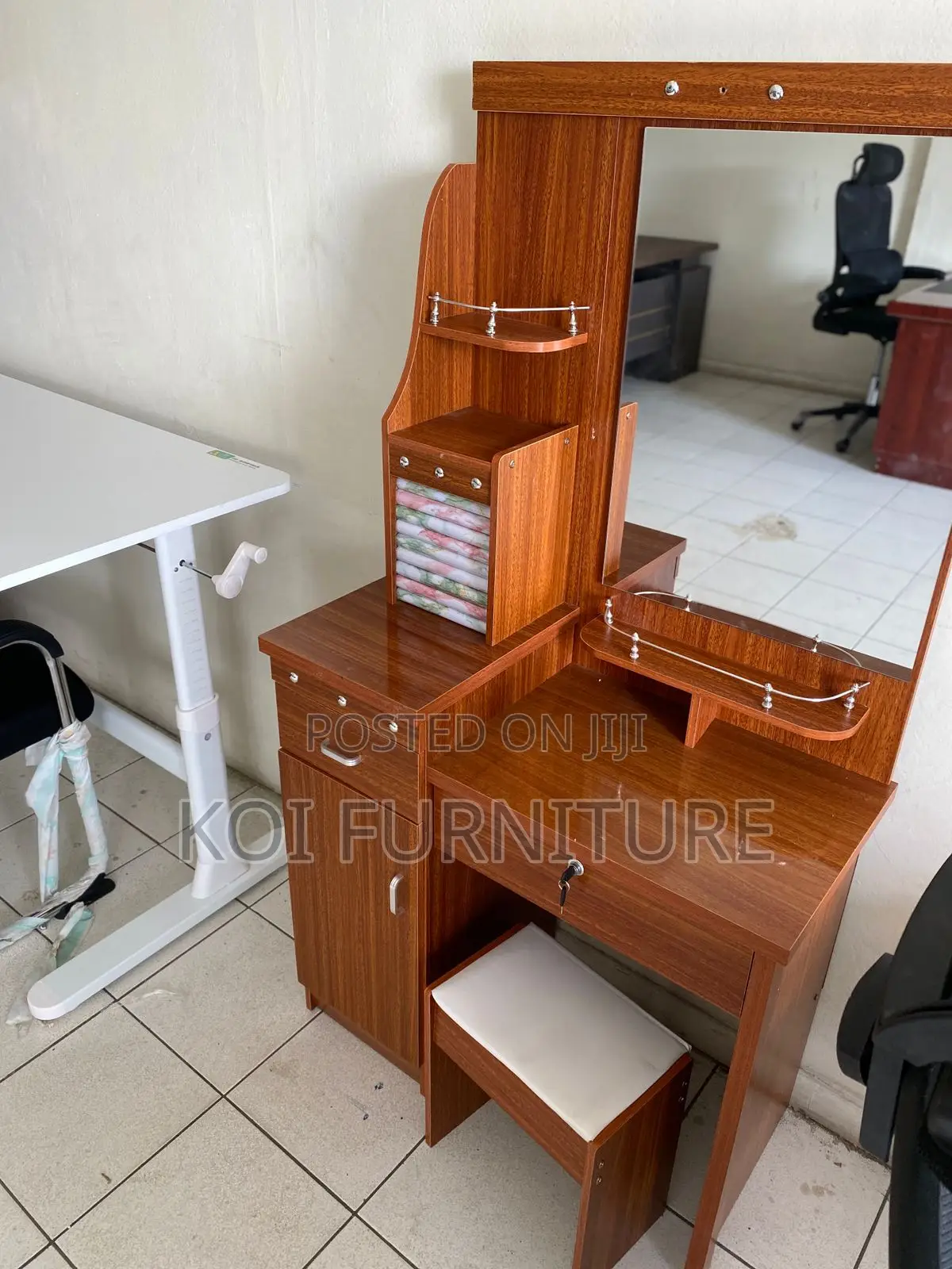 Dressers; Brown Elegant Dressing Vanity Set With Drawers