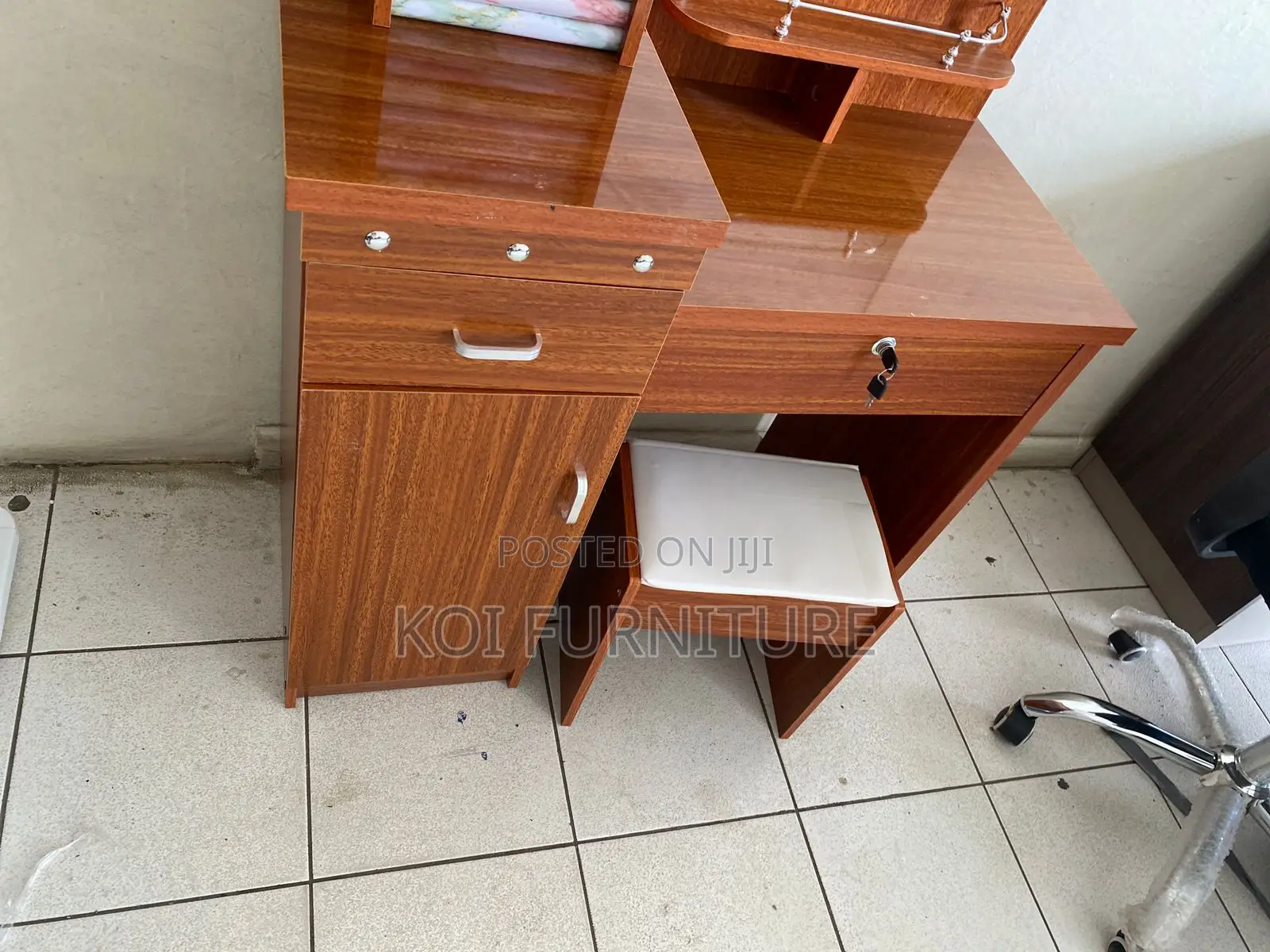 Dressers; Brown Elegant Dressing Vanity Set With Drawers