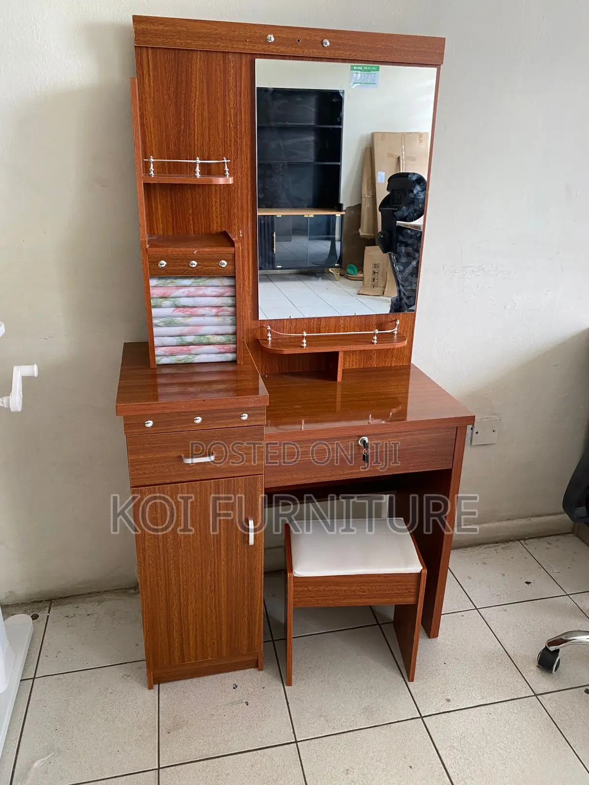 Dressers; Brown Elegant Dressing Vanity Set With Drawers