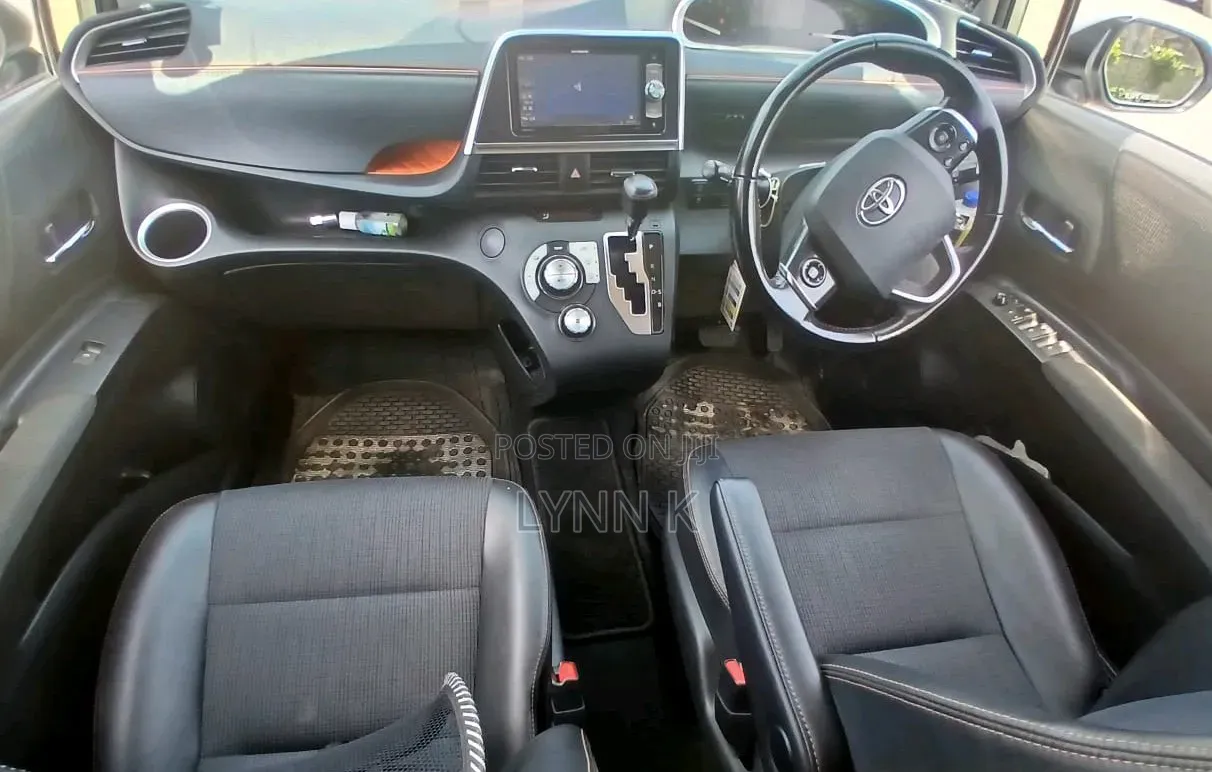 Toyota Sienta 2018 Silver