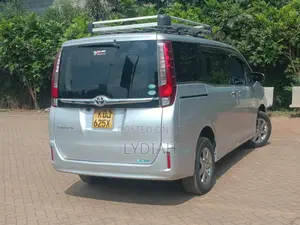 Toyota Esquire 2015 Silver
