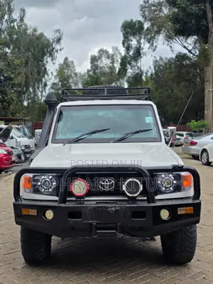 Toyota Land Cruiser 2011 White