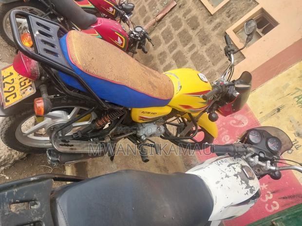 Bajaj Boxer 125 2025 Yellow