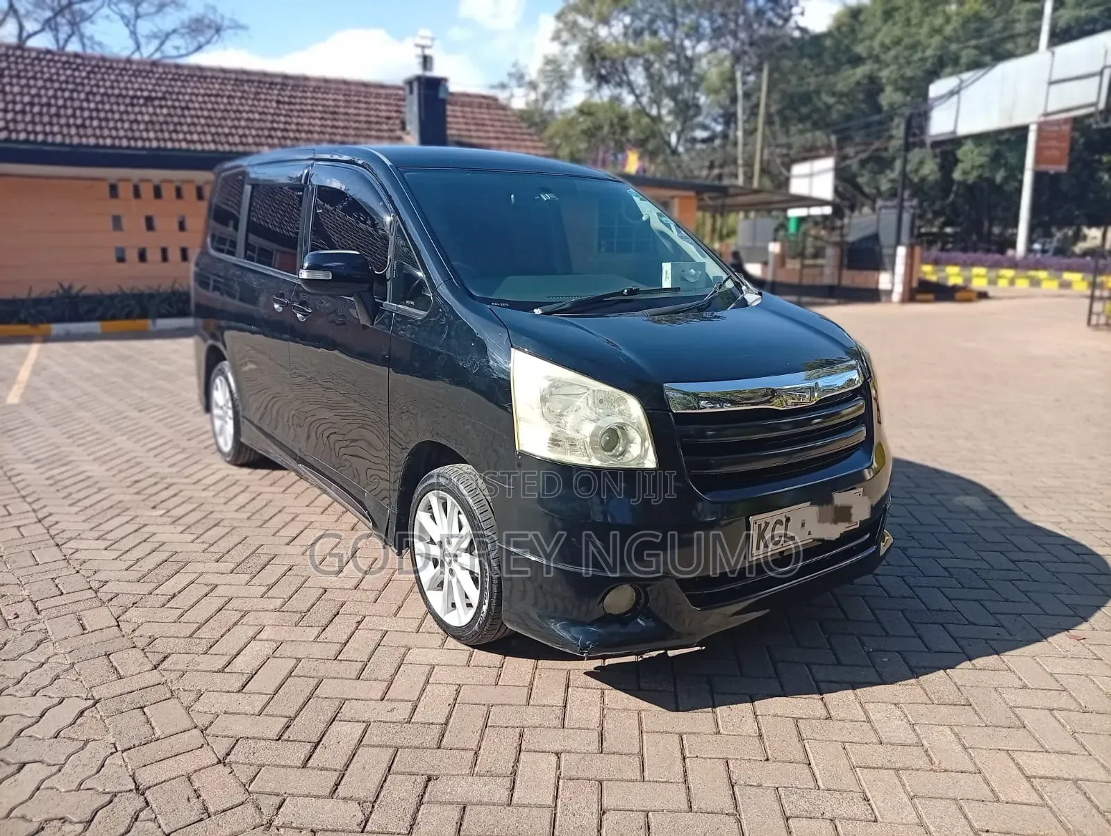 Toyota Noah 2010 Black