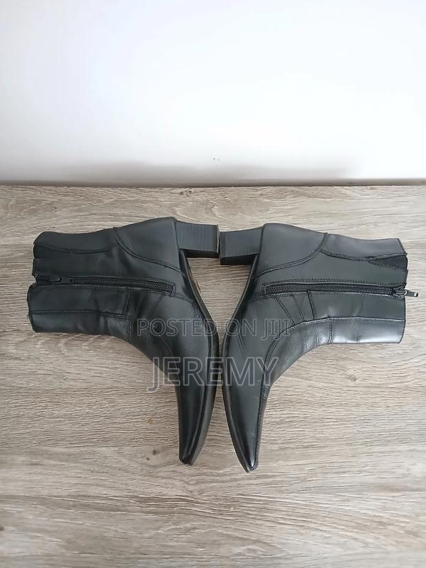 Stylish Black Heel Boots - thumbnail 2