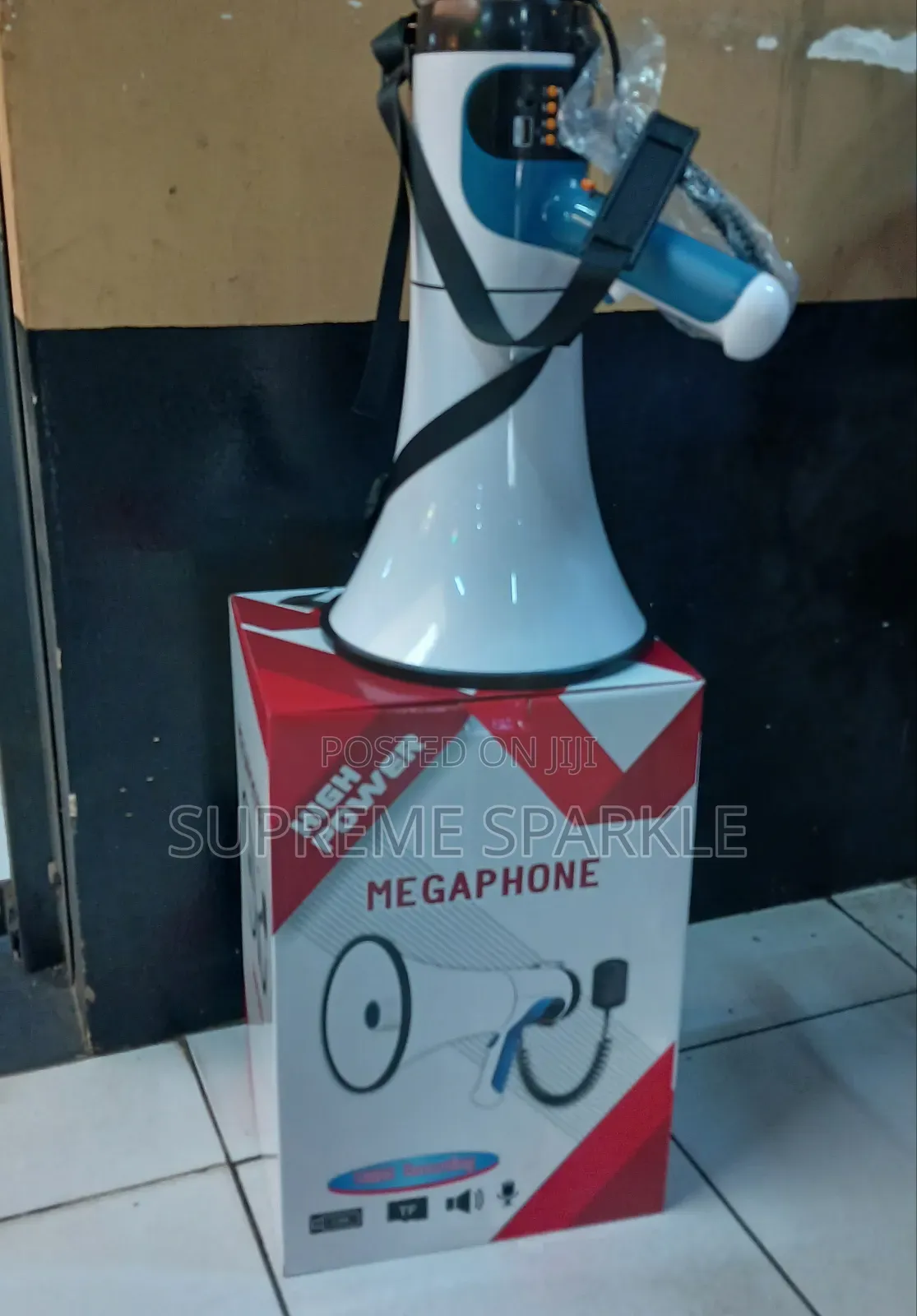 High Power Megaphone With 1000s Recording and Detachable Microphone.