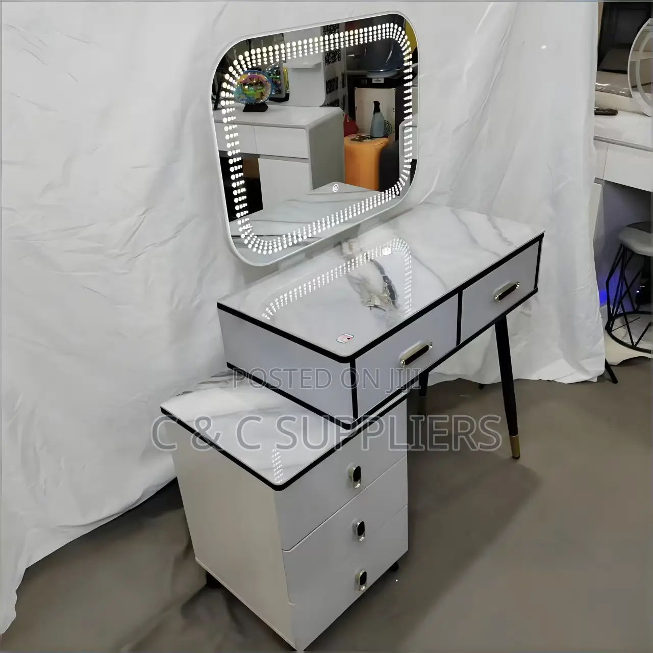 Vanity Make Up Table With Light