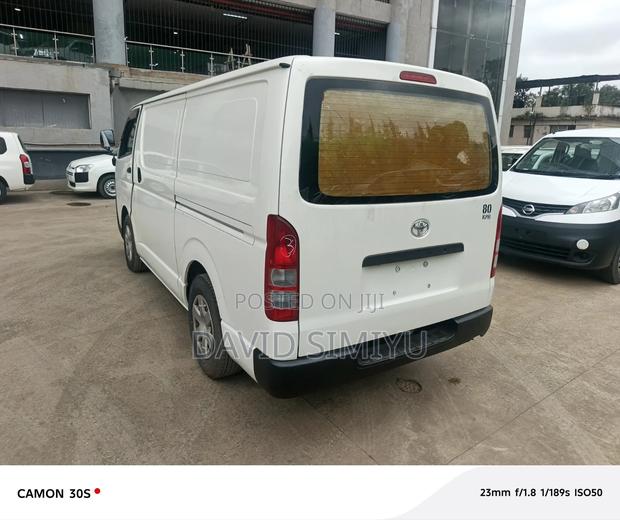 Toyota HiAce 2019 White - thumbnail 13