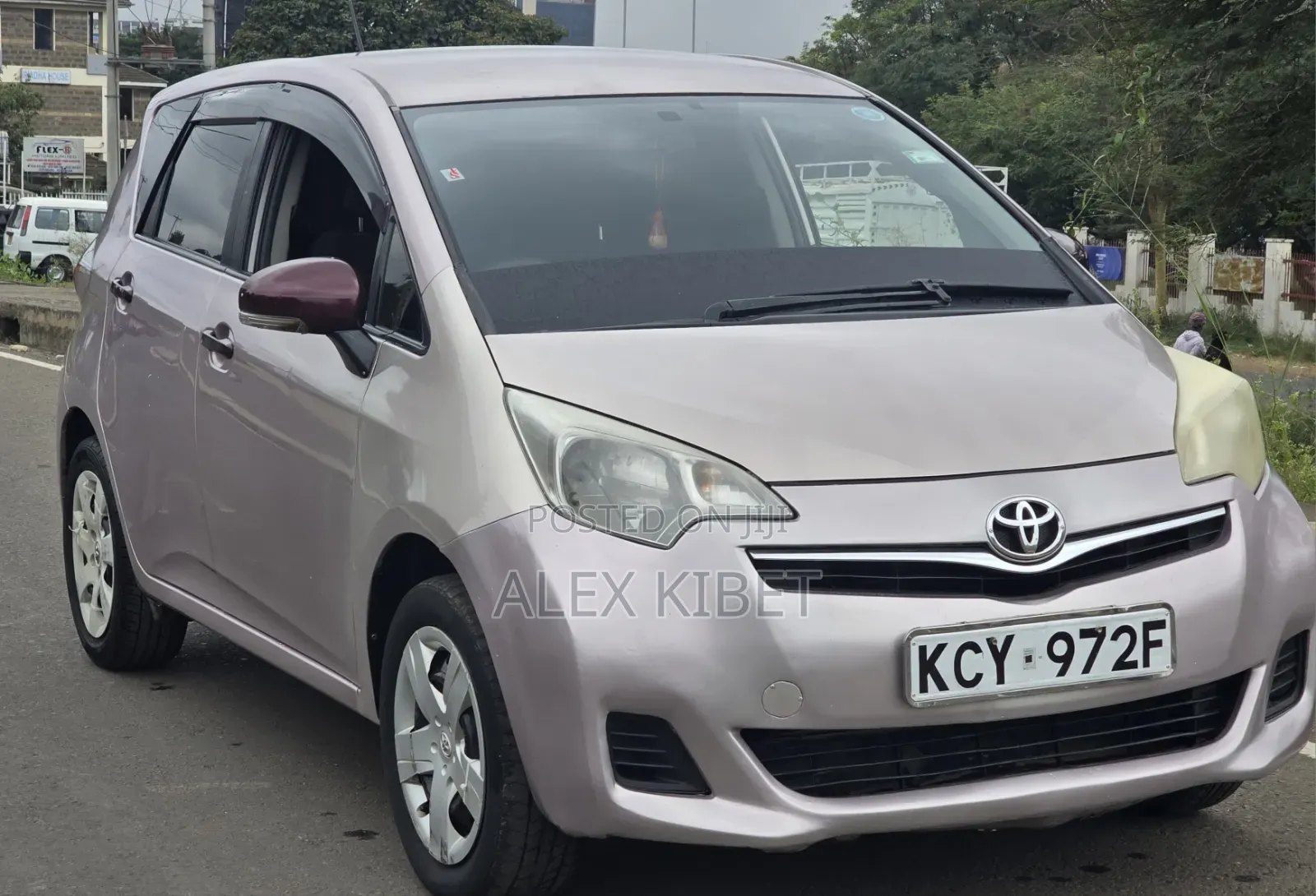 Toyota Ractis 2012
