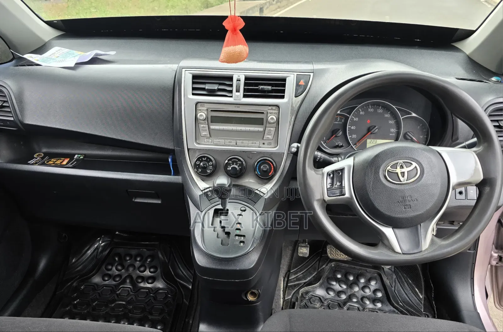 Toyota Ractis 2012