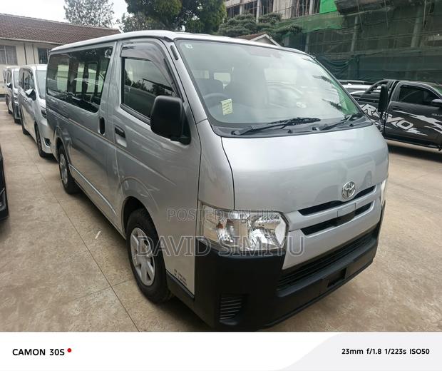 Toyota HiAce 2018 Silver - thumbnail 2