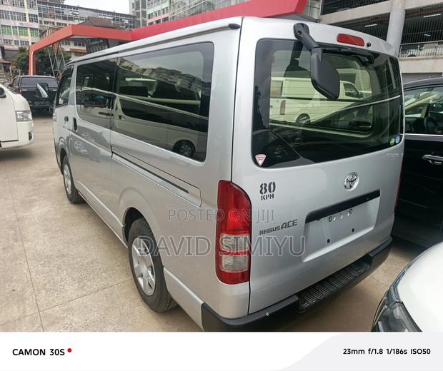 Toyota HiAce 2018 Silver - thumbnail 3
