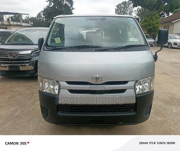 Toyota HiAce 2018 Silver - thumbnail 9