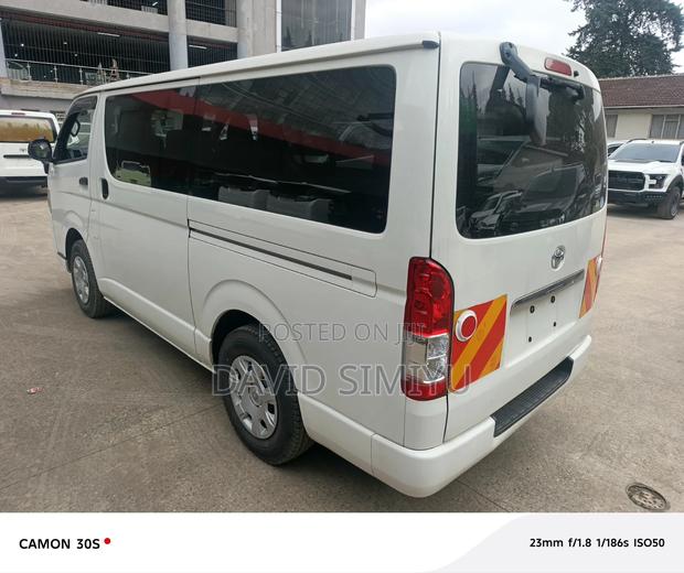 Toyota HiAce 2018 White - thumbnail 3