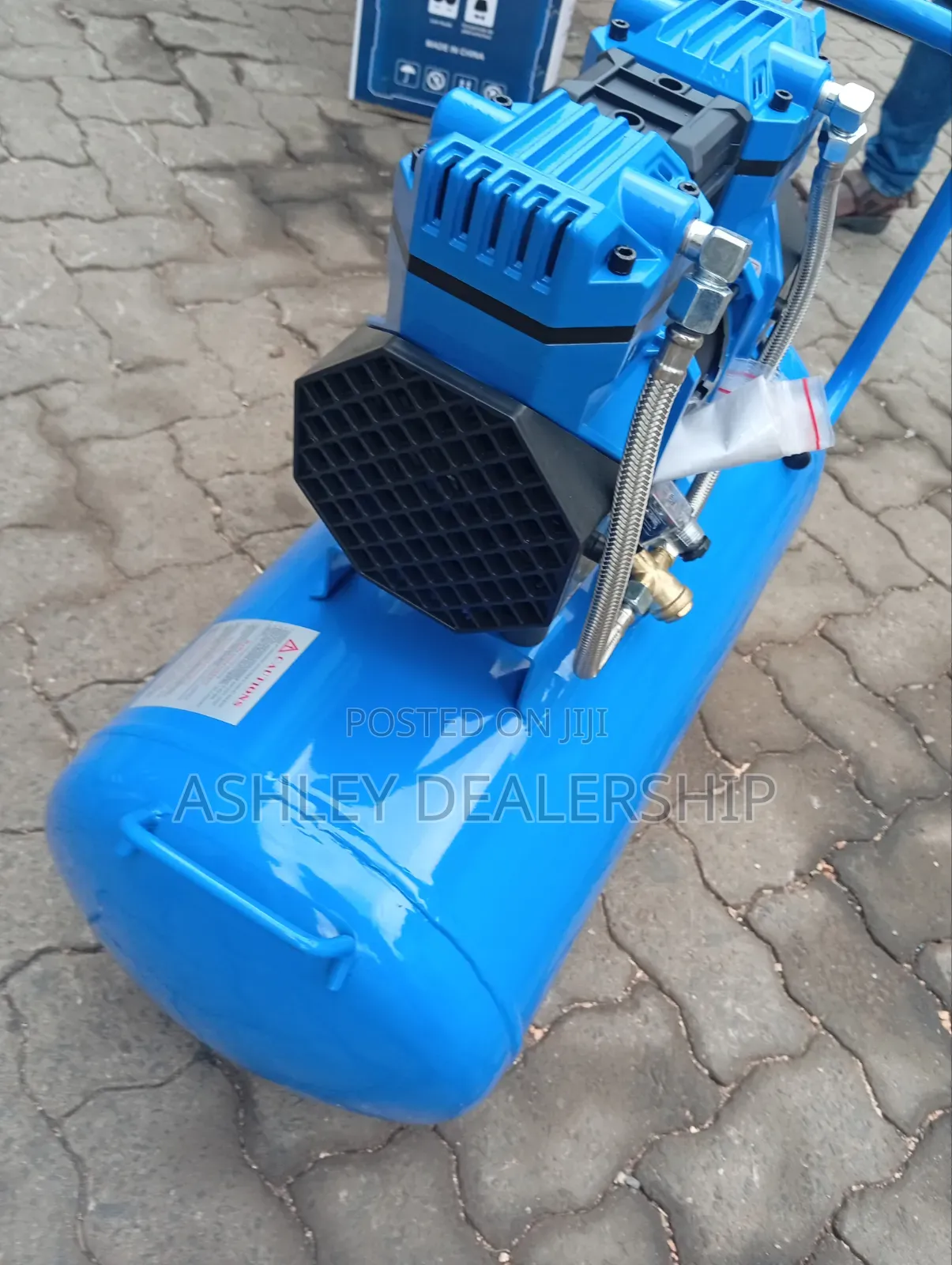 Maxmech 25-Litre Oil-Less Silent Air Compressor.