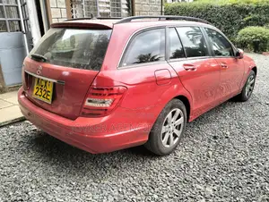 Mercedes-Benz C180 2012 Red