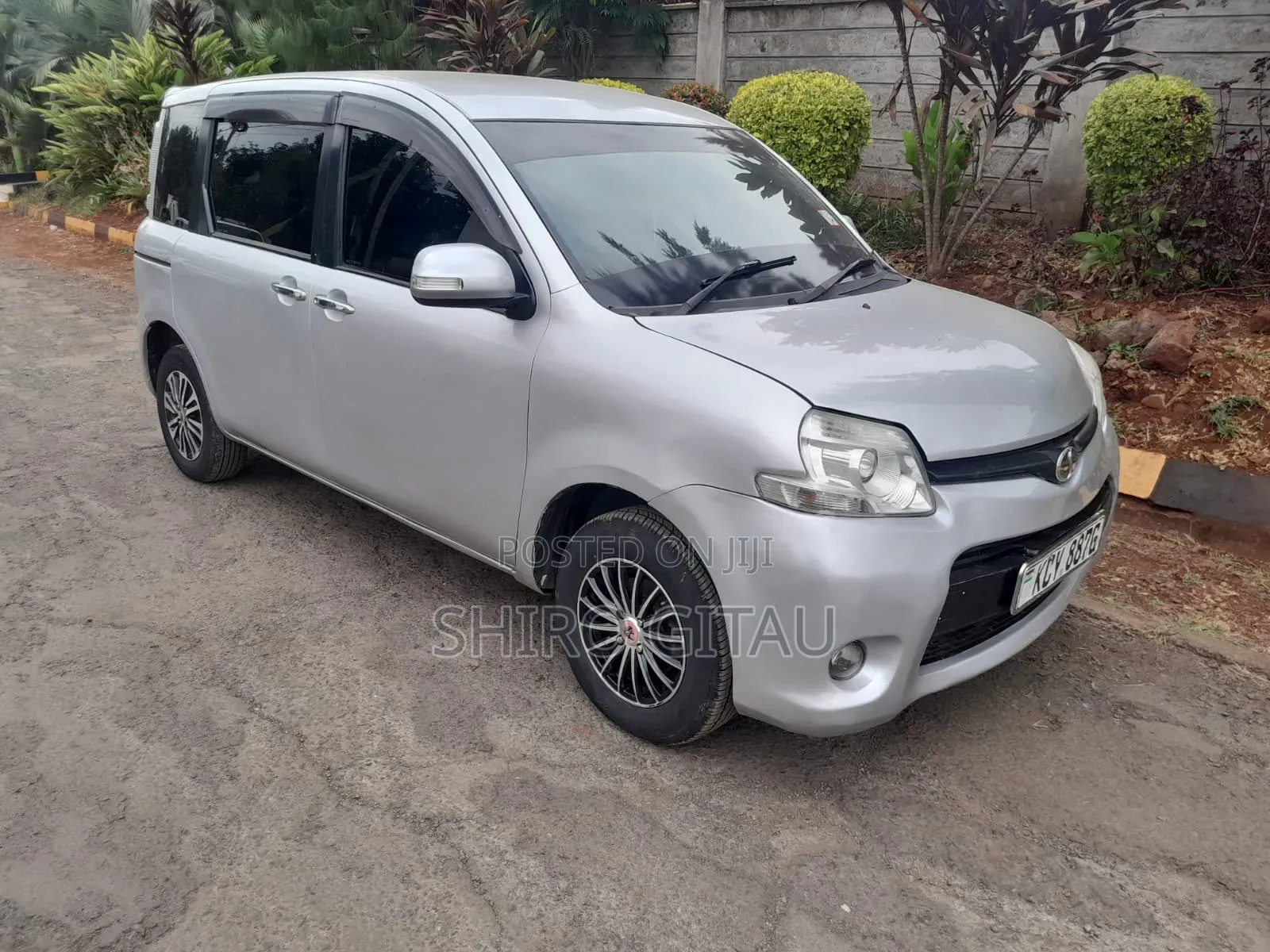 Toyota Sienta 2013 Silver