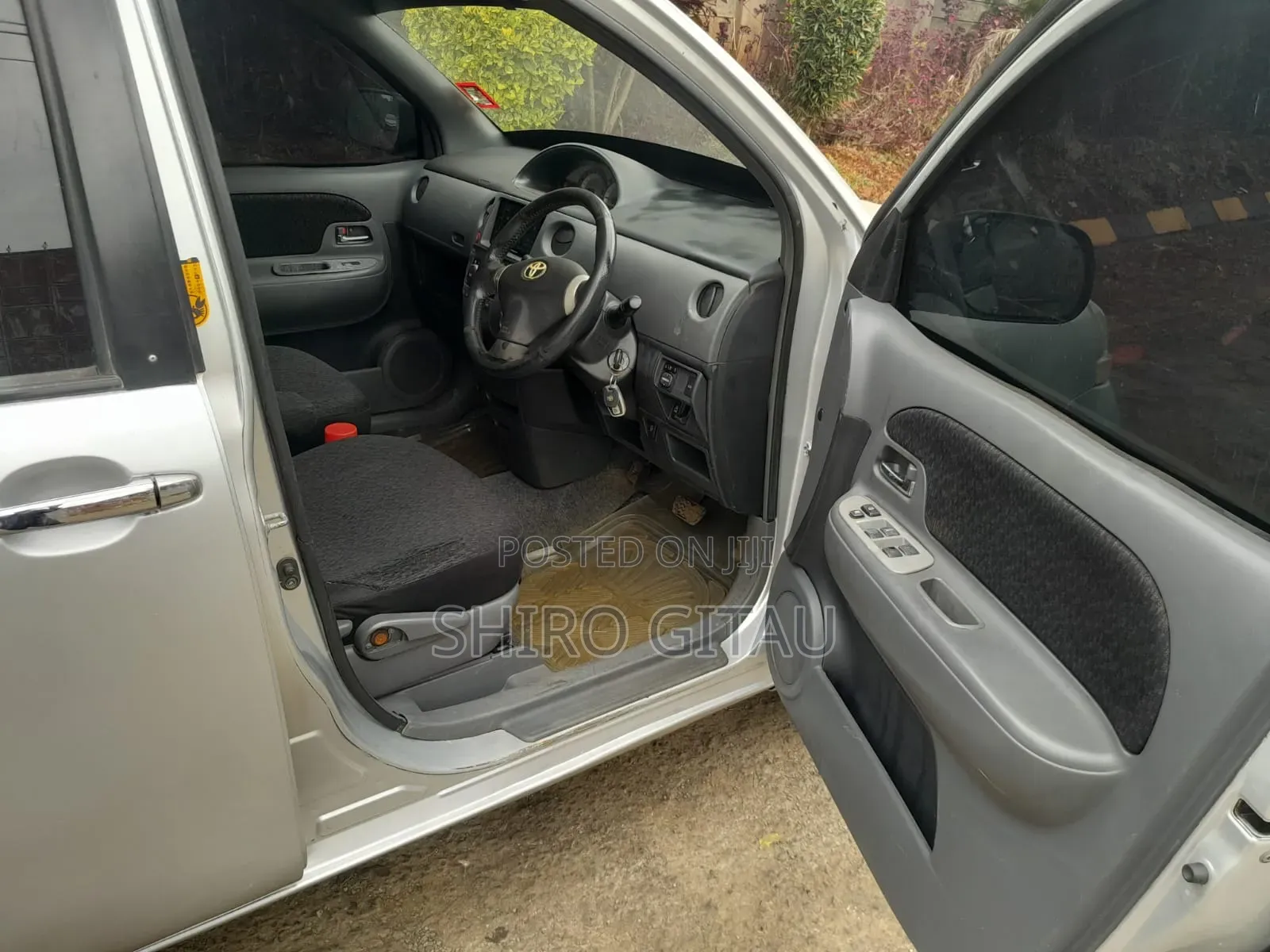 Toyota Sienta 2013 Silver
