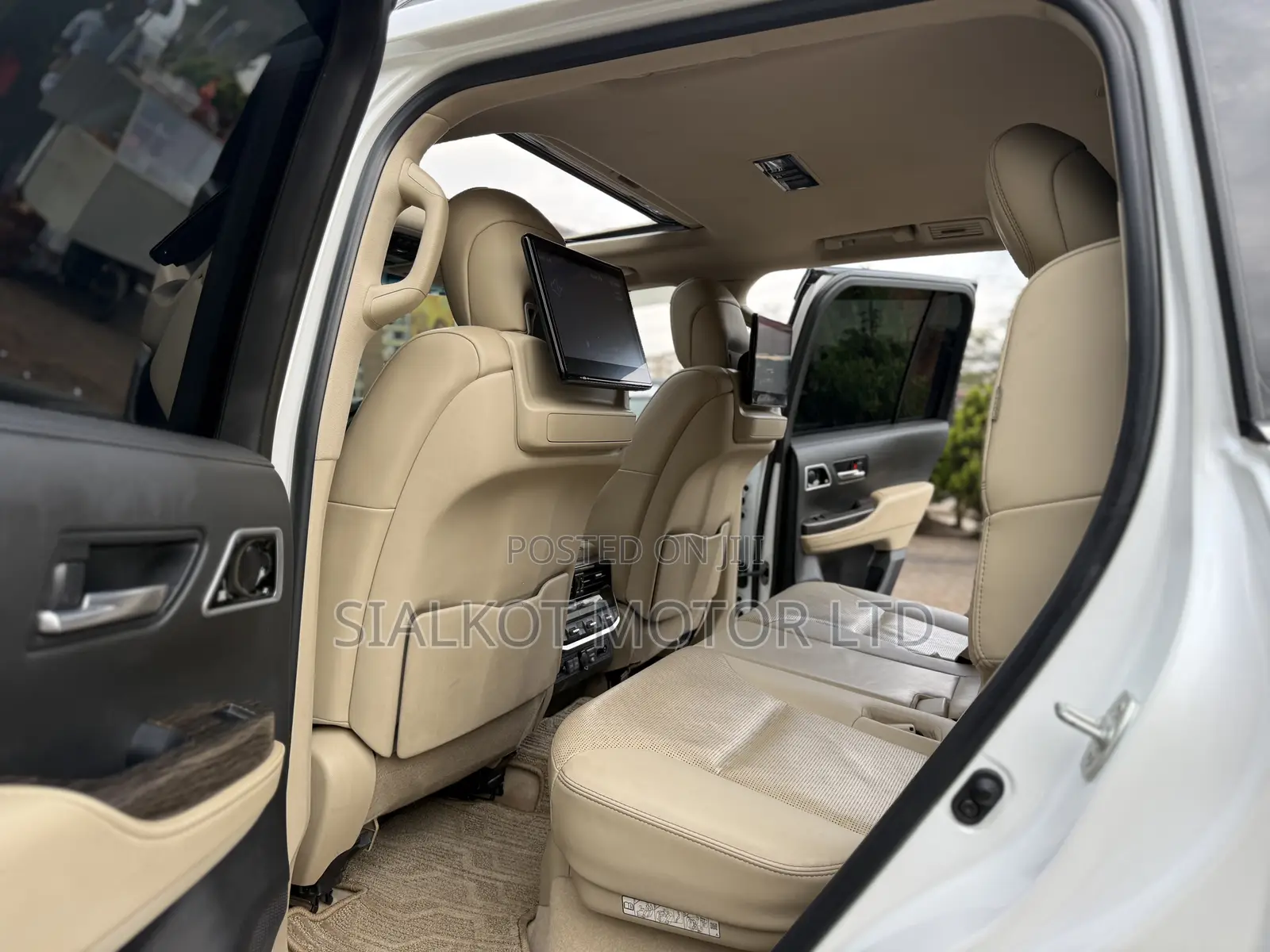 Toyota Land Cruiser LC300 2022 White