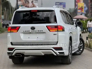 Toyota Land Cruiser LC300 2022 White