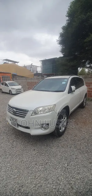 Toyota Vanguard 2013 White