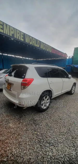 Toyota Vanguard 2013 White