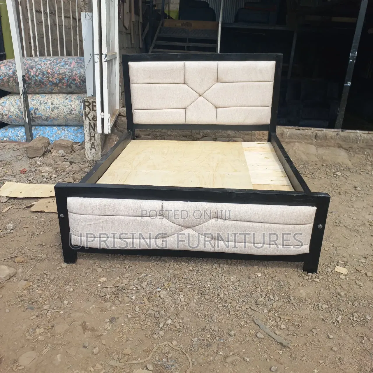 Beds Mocket Bed With Blackframe