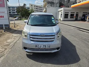 Toyota Noah 2010 Silver